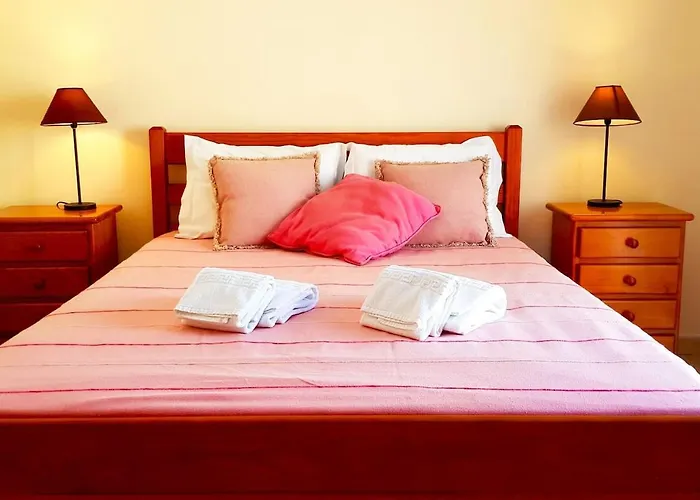 Located - Fabulous Pool ! アパート