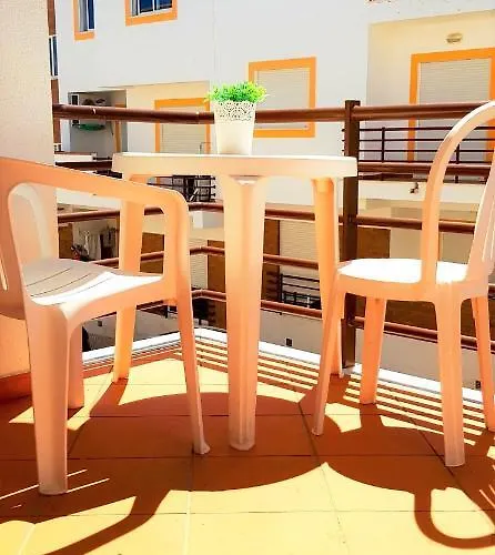 Located - Fabulous Pool ! アパート