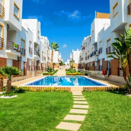 Located - Fabulous Pool ! דירה *